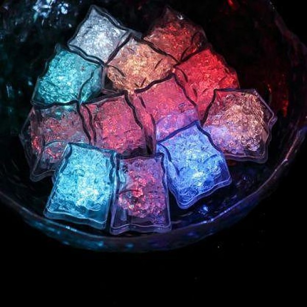 Соларна водоустойчива LED лампа ледено кубче за декорация със 7 сменящи се цвята